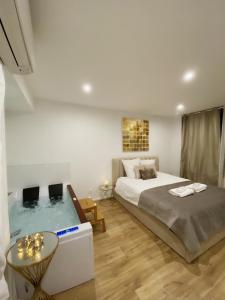 sypialnia z łóżkiem i basenem w obiekcie L’appart[é] Gold w Besançon