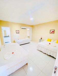 um quarto grande com duas camas em Porto Flats em Porto de Galinhas
