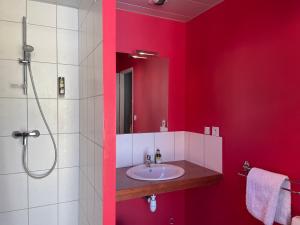 Ένα μπάνιο στο Logis HOTEL CASTEL DE MIRAMBEL