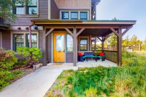 une maison avec une véranda dotée d'une porte jaune dans l'établissement Bluebird Skies, à Granby