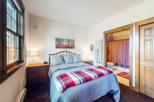 sypialnia z łóżkiem i oknem w obiekcie Bluebird Skies w mieście Granby