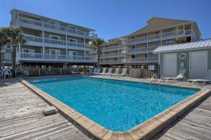 einem Pool vor einem Resort in der Unterkunft Lagoon Landing in Gulf Shores