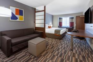TV a/nebo společenská místnost v ubytování Microtel Inn & Suites by Wyndham Sunbury - Columbus North
