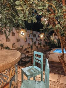 una sedia blu seduta a un tavolo in un ristorante di Trece Lunas Tulum - Adults Only Enchanted Resort a Tulum
