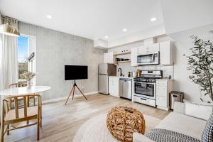 西雅圖的住宿－Capitol Hill Rooftop R & R，厨房以及带沙发和桌子的客厅。