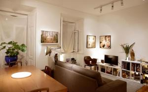 ein Wohnzimmer mit einem Sofa und einem Tisch in der Unterkunft My Apartment in Lissabon