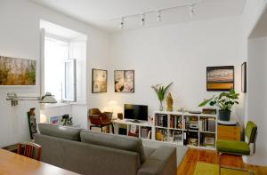 ein Wohnzimmer mit einem Sofa und einem Tisch in der Unterkunft My Apartment in Lissabon