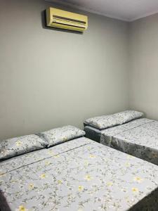 Cette chambre climatisée comprend 2 lits. dans l'établissement Residencia Canterville, à Olímpia 26 autres photos