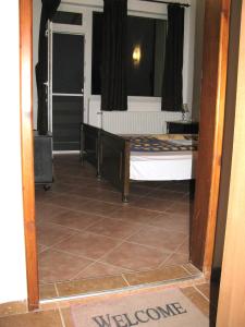 Blick auf ein Schlafzimmer mit einem Bett in einem Zimmer in der Unterkunft Guest House Familia in Samovodene