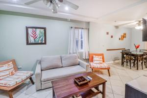 uma sala de estar com um sofá e uma mesa em Villa Verde 1 #13 em Tamarindo