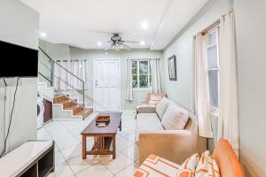 uma sala de estar com um sofá e uma mesa em Villa Verde 1 #13 em Tamarindo