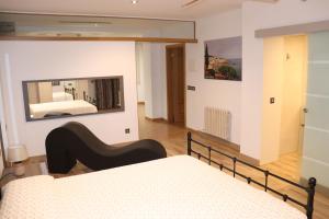 Säng eller sängar i ett rum på Loft romàntic Ca l'Enric Viqué-Baix Empordà