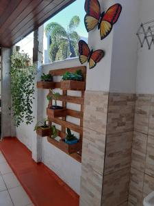 une chambre avec des papillons sur le mur dans l'établissement Apartamento Confortável Perto da Praia, à Cabo Frio