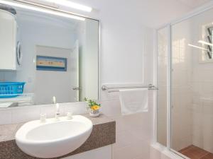 扬巴Avalon 2的带水槽和淋浴的白色浴室 更多14张照片