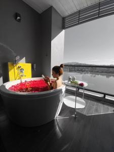 入住Chiangkhong Teak Garden Riverfront Onsen Hotel- SHA Extra Plus的客人