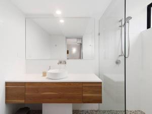 biała łazienka z umywalką i prysznicem w obiekcie The Rocks Resort Unit 8G w mieście Gold Coast