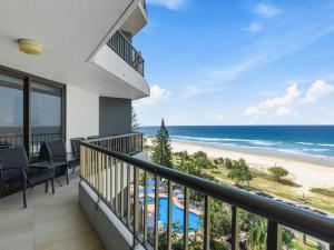 balkon z widokiem na plażę w obiekcie The Rocks Resort Unit 8G w mieście Gold Coast