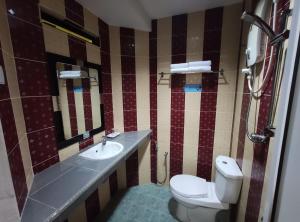 een badkamer met een toilet en een wastafel bij DARUL SALAM INN HOTEL in Kerteh