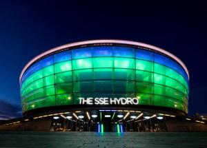 un grand bâtiment vert avec le panneau tamig indo dans l'établissement COP26 @ The Harbour.., à Glasgow