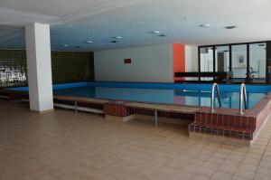 een zwembad met banken in een gebouw bij Astoria 297 Si in Lenzerheide