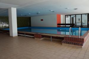 - une piscine avec bancs dans un bâtiment dans l'établissement Astoria 297 Si, à Lenzerheide