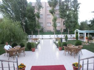 Ein Garten an der Unterkunft Hotel Izgi Turhan