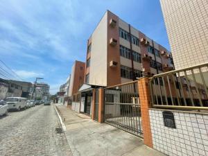 a building on the side of a street at Apart 4 quartos Praia do Forte e Canal in Cabo Frio