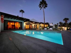 - une piscine en face d'une maison dans l'établissement Villa Vista del Mar - Oceanfront Luxury with Private Pool, à Costa Teguise