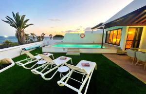 Basen w obiekcie Villa Vista del Mar - Oceanfront Luxury with Private Pool lub w pobliżu