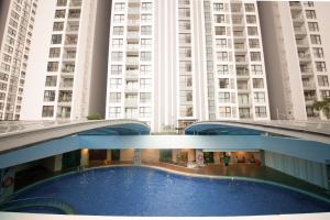 una vista di un edificio con alti edifici sullo sfondo di Aspaces Serviced Apartments - Vinhomes West Point a Hanoi