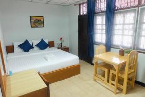 Ban Don Muang (1)にあるThe Best House&Hostelのベッドルーム1室(ベッド1台、テーブル、デスク付)