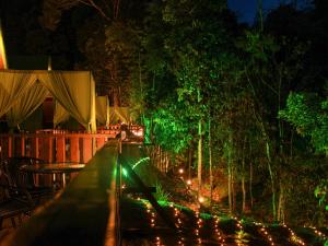 um jardim à noite com luzes no passeio em Rustcamps Glamping Resort em Genting Highlands