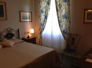 A bed or beds in a room at Park Hotel Napoleone
