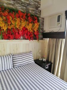 une chambre avec un mur avec des fleurs dessus dans l'établissement Evelyn's Place at Tagaytay 2, à Tagaytay