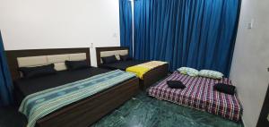 Postel nebo postele na pokoji v ubytování Shree Suites