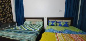 Postel nebo postele na pokoji v ubytování Shree Suites