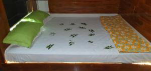 Postel nebo postele na pokoji v ubytování Shree Suites