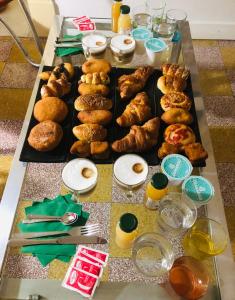 una mesa con un montón de pasteles y otros alimentos en B&B Giulio Cesare 24, en Palermo