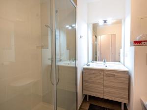 W łazience znajduje się szklana kabina prysznicowa i umywalka. w obiekcie Appartement La Plagne-Tarentaise, 2 pièces, 4 personnes - FR-1-351-101 w Aime La Plagne