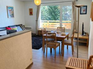 eine Küche und ein Esszimmer mit einem Tisch und Stühlen in der Unterkunft Appartement Les Deux Alpes, 3 pièces, 6 personnes - FR-1-516-86 in Les Deux Alpes