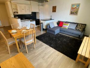 ein Wohnzimmer mit einem Sofa und einem Tisch sowie eine Küche in der Unterkunft Appartement Les Deux Alpes, 3 pièces, 6 personnes - FR-1-516-86 in Les Deux Alpes