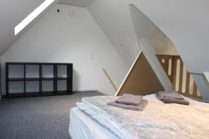 una camera con un letto con due cuscini sopra di Aagaard a Grenå