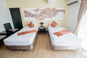 Tempat tidur dalam kamar di Sea Breeze Jomtien Resort