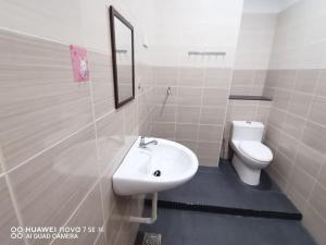 Kamar mandi di SingLeisure Holiday House