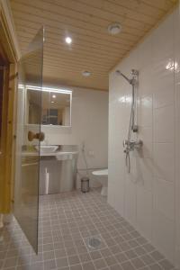 A bathroom at Tunturipöllö 2
