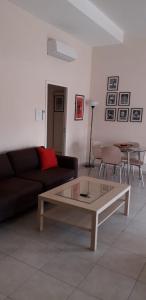 een woonkamer met een bank en een salontafel bij Casa Del Mar - Beautiful Two Bedroom Penthouse Apartment in Sainte-Maxime