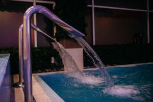 Bazén v ubytování Hotel Nevis Wellness & SPA nebo v jeho okolí