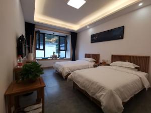 Postel nebo postele na pokoji v ubytování ManBuYunDuan.Theme Inn