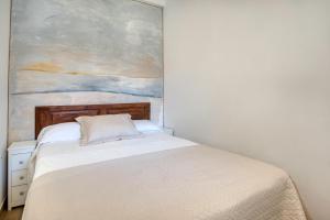 Bett in einem Schlafzimmer mit Wandgemälde in der Unterkunft Old Side Platja d Aro in Platja  d'Aro