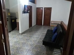 a living room with a black couch and a hallway at dulce estancia in Jardin